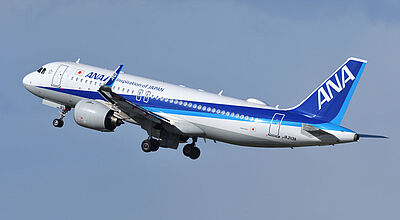 Eine Sonderaktion zur Belebung des Japan-Tourismus hat ANA gestartet Ein fliegender Airbus A320 der Fluggesellschaft All Nippon Airways (ANA) in weiß-blauer Lackierung vor bewölktem Himmel und von der Sonne angestrahlt.