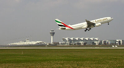 Am Flughafen München hebt eine Maschine von Emirates ab.am den TUI Ticket Shop angebinden