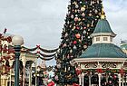 Die Main Street, U.S.A., im Disneyland Paris ist schon weihnachtlich geschmückt