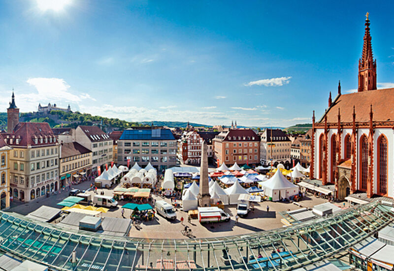 Im Spätsommer lockt auf dem Würzburger Marktplatz die Weinparade.