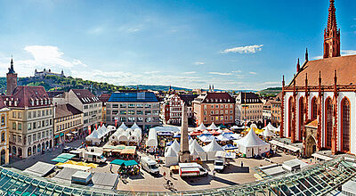 Im Spätsommer lockt auf dem Würzburger Marktplatz die Weinparade.