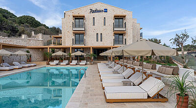 Das Radisson Blu Hotel in Kas bietet 50 Zimmer, teils mit privatem Pool. Foto: Radisson Hotel Group