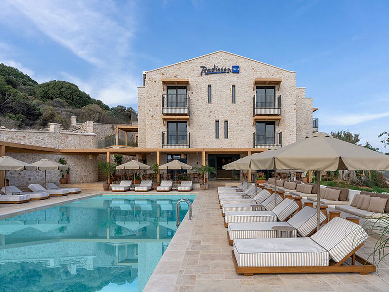 Das Radisson Blu Hotel in Kas bietet 50 Zimmer, teils mit privatem Pool. Foto: Radisson Hotel Group