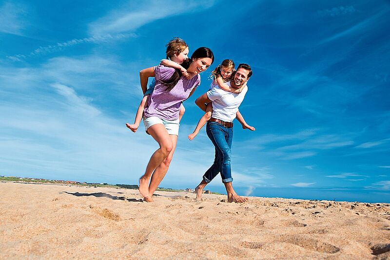 Aus den Reisebüros hört man: Urlaubsbuchungen im mittleren und unteren Preisniveau nehmen ab — gerade von Familien