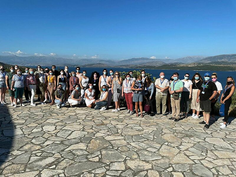 Gruppenfoto vor toller Kulisse: Die Teilnehmer des Famtrips auf Korfu. Foto: Alltours
