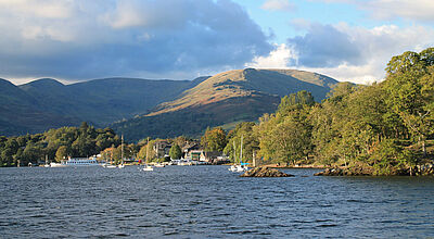 Bei der neuen Tour durch den englischen Lake District kommen die Gäste auch an den See Windermere. Foto: jt