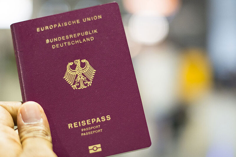 Mit dem deutschen Reisepass kann man ohne vorab beantragtes Visum oder E-Visum in 192 Länder einreisen. Foto: Pradeep Thomas Thundiyil/iStock Deutscher Reisepass