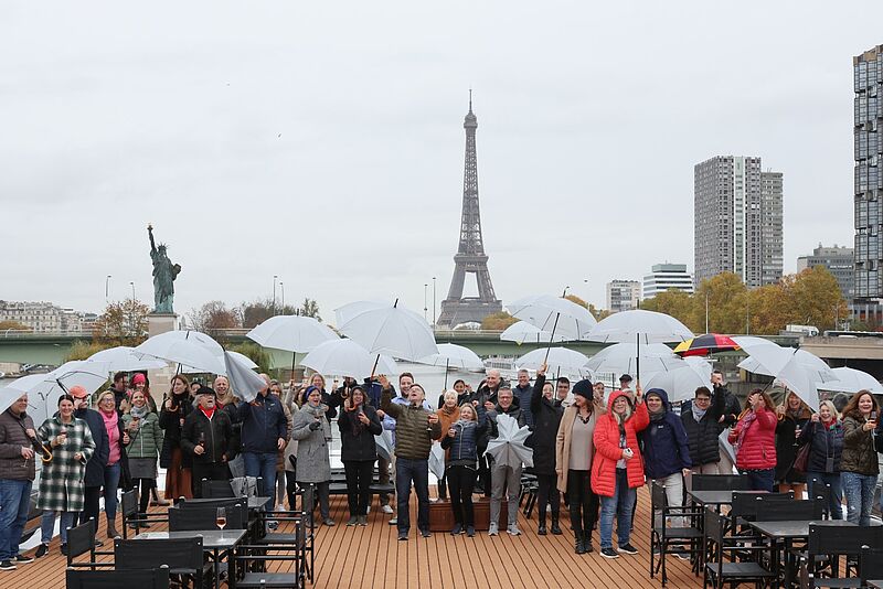 Regen beim Gruppenfoto vor dem Eiffelturm tat der tollen Stimmung keinen Abbruch