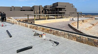 Ein halbfertiges Hotel, vorn liegen Gerätschaften