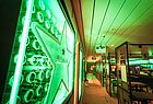 Blick in die Heineken-Bar: Hier gibt es neben Getränken auch Live-Musik oder Karaoke