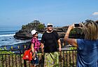 Während einer Kübelwagentour auf Bali ging es auch zum Meerestempel Tanah Lot. Im Bild: Rimma Majer (Neckermann Urlaubswelt Freiburg) und Torsten Höber (Pass-Reisebüro Hilden)