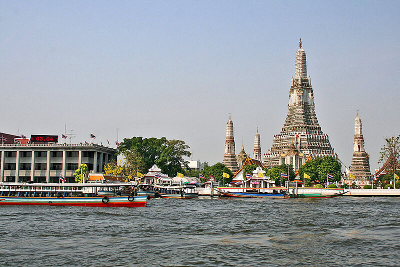 Auf dem Chao Phraya in Thailand geht es vorbei an Tempeln