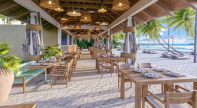 Viele Tische stehen im Sandstrand in Punta Cana in der Dominikanischen Republik