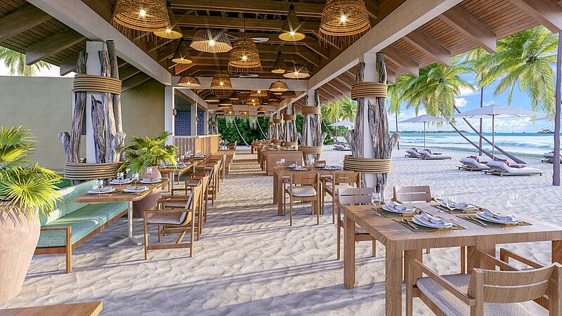 Viele Tische stehen im Sandstrand in Punta Cana in der Dominikanischen Republik