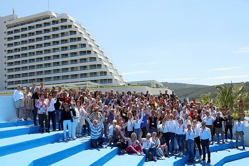 Die Teilnehmer der Amondo-Jahrestagung vor dem Hotel Palm Wings Ephesus Beach Resort