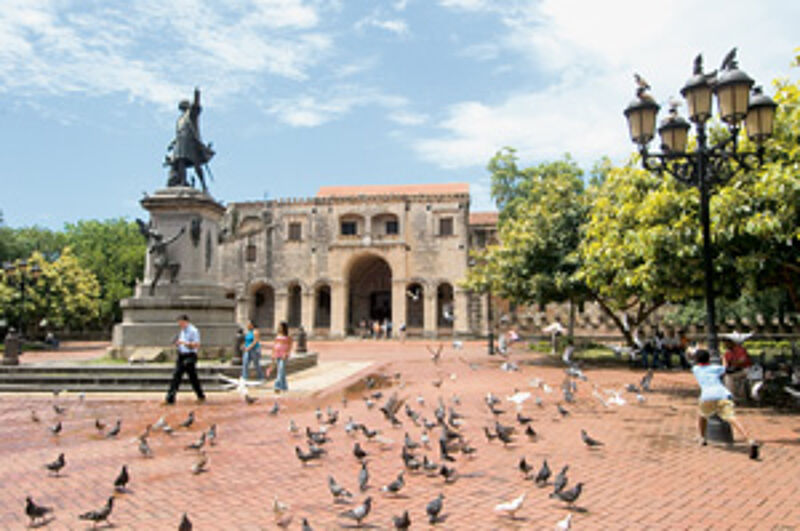Vor der Kathedrale von Santo Domingo thront Entdecker Christoph Kolumbus.