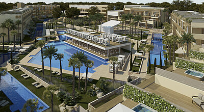 Die Zimmer des Fünf-Sterne-Resorts Zafiro Palace Palmanova gruppieren sich um einen großen Pool