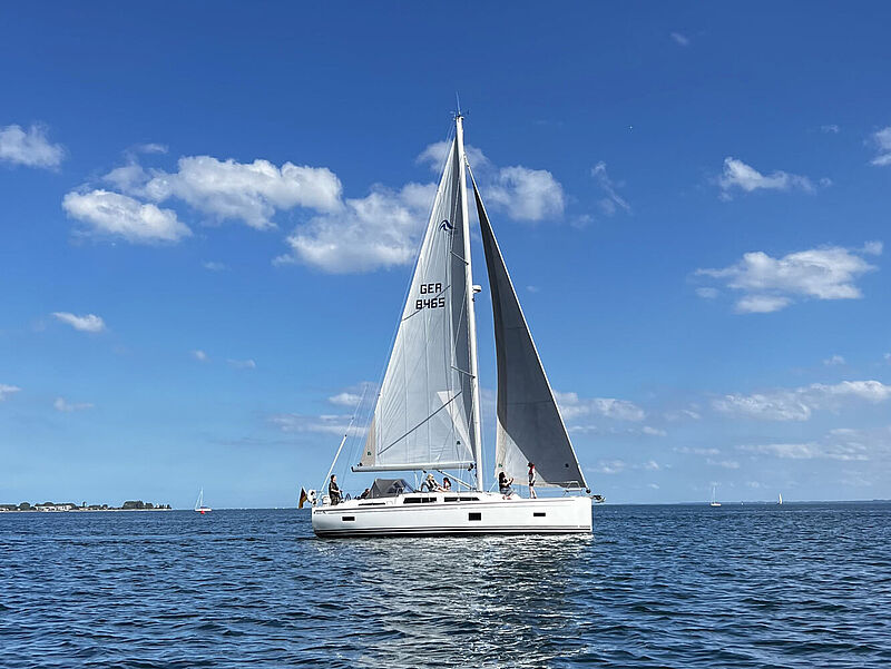 Die neue Yacht Strandkind des gleichnamigen Hotels in Pelzerhaken an der Ostsee. Foto: Frosch Sportreisen