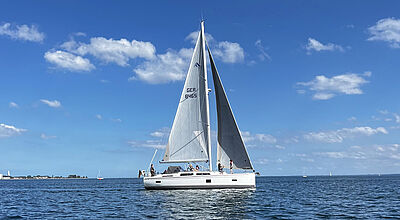 Die neue Yacht Strandkind des gleichnamigen Hotels in Pelzerhaken an der Ostsee. Foto: Frosch Sportreisen