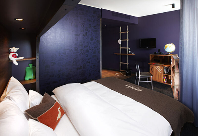 Die 170 Zimmer im 25hours Hotel Hafencity heißen Kojen und sind im maritimen Stil eingerichtet. Foto: Designhotel