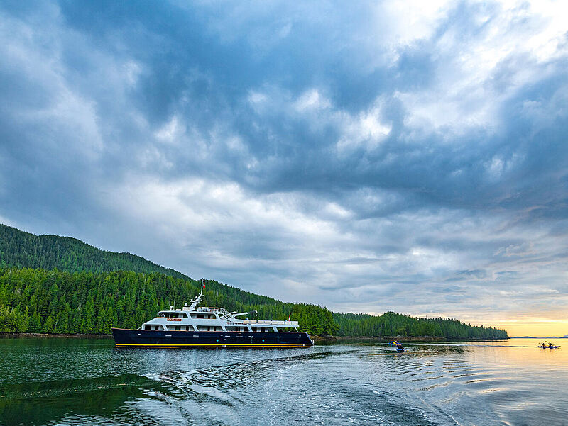 Mit dem Katamaran Cascadia geht es im Juli 2025 rund um Vancouver Island. Foto: Lernidee/Jeff Reynolds-X3