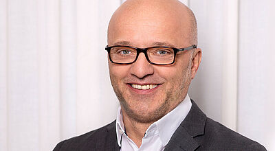 Lothar Münzenthaler ergänzt das Produkt-Management der Anex-Gruppe. Zuletzt war er für Big Xtra tätig Lothar Münzenthaler Mann Brille Hemd