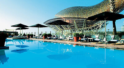 Das Hotel Arts in Barcelona mit dem charakteristischen Fisch von Stararchitekt Frank Gehry ist unter anderem über Airtours zu buchen.