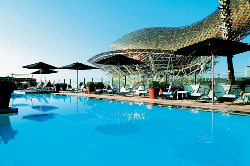 Das Hotel Arts in Barcelona mit dem charakteristischen Fisch von Stararchitekt Frank Gehry ist unter anderem über Airtours zu buchen.