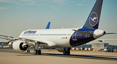 Lufthansa-Maschinen könnten demnächst wegen Pilotenstreiks am Boden bleiben Ein Airbus A320 von Lufthansa in weiß-blauer Lackierung steht auf einem Rollfeld.