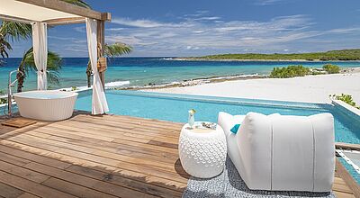 Luxuriöse Strandvilla mit Infinity-Pool, Outdoor-Badewanne und Meerblick – exklusiver Urlaub auf einer tropischen Insel mit weißem Sandstrand, türkisblauem Wasser und stylischem Lounge-Bereich für pure Entspannung.