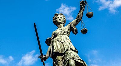 Das Urteil des Amtsgerichts Nordhorn sorgt weiter für Diskussionen Bronzene Justitia-Statue vor blauem Himmel, mit erhobenem Schwert in der rechten Hand und einer Waage in der linken Hand.