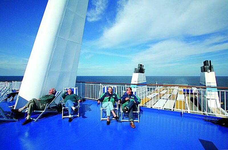 Entspannung auf dem Sonnendeck bieten auch die Finnlines-Frachtfähren.