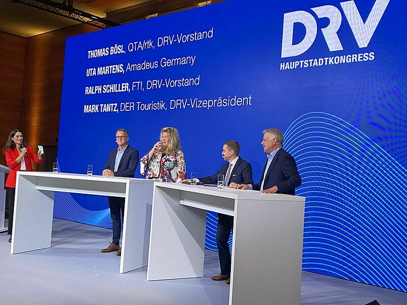 Auf der Bühne der DRV-Tagung (von links): Moderatorin Sina Mainitz, Mark Tantz (DER Touristik), Uta Martens (Amadeus), Thomas Bösl (QTA) und Ralph Schiller (FTI). Foto: mg