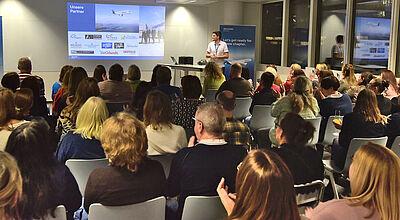 Reisebüros sitzen in einem Konferenzraum und hören einem Vortrag zu