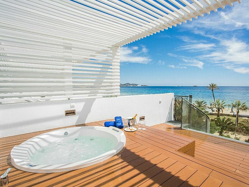 Im Grand Palladium White Island auf Ibiza gibt es auch Suiten mit Jacuzzi. Foto: Palladium-Hotelgruppe