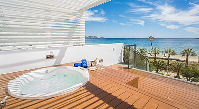 Im Grand Palladium White Island auf Ibiza gibt es auch Suiten mit Jacuzzi. Foto: Palladium-Hotelgruppe