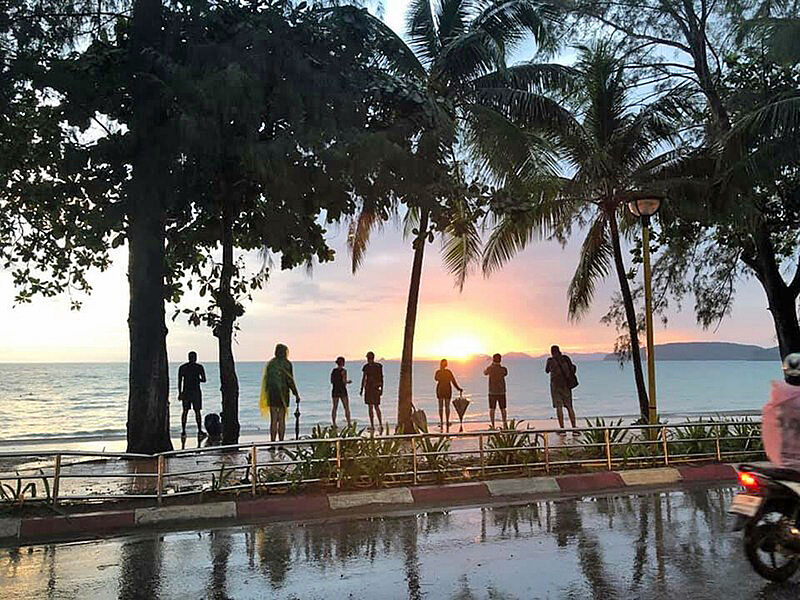 Der Alltag kehrt zurück: Touristen bewundern am gestrigen Sonntag den Sonnenaufgang in Ao Nang