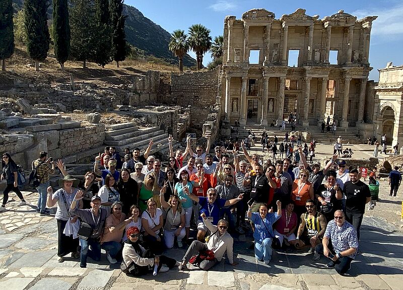Die Gruppe „EGE“ vor der antiken Bibliothek von Ephesus 