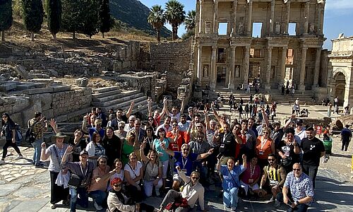Die Gruppe „EGE“ vor der antiken Bibliothek von Ephesus 