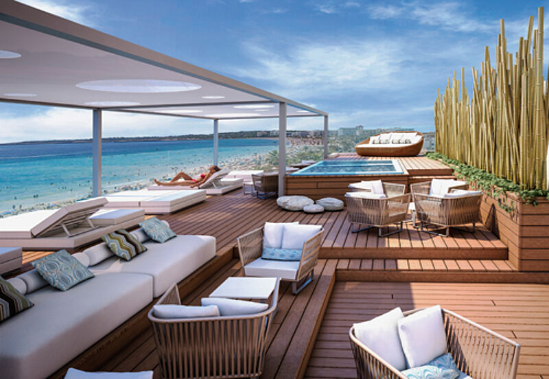 Das Hotel Amarac ist nur durch die Promenade vom Strand von Cala Millor getrennt