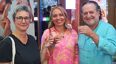 Christina Herdt und Anja Oranien vom Reisebüro Reiseland daS. Reisen in Fritzlar stoßen an mit Alltours Partner Francisco „Paco“ Carmona der Valentin Hotels (von links). Foto: Alltours