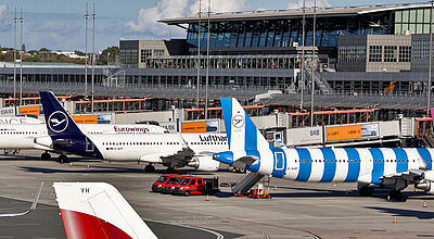 Flugzeuge mehrerer Airlines wie Lufthansa und Condor stehen auf dem Vorfeld des  Hamburger Flughafens vor dem Terminal.