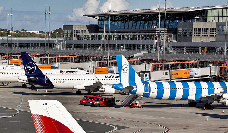 Flugzeuge mehrerer Airlines wie Lufthansa und Condor stehen auf dem Vorfeld des  Hamburger Flughafens vor dem Terminal.