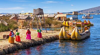 Eine der schwimmenden Inseln im Titicacasee in Peru
