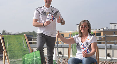 Sie präsentieren die Werbemittel der aktuellen Aktion: Hergen Syassen, Teamleiter Vertriebsaußendienst, und Marketing-Expertin Gabriela Schlack