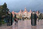 Blick auf das Disneyland Hotel, das am 25. Januar 2024 wiedereröffnet werden soll 