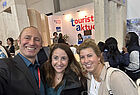 ta-Chefredakteur Matthias Gürtler mit Daniela Reis vom Reisebüro Reisequeen und Alexandra Kupka (Footprints4amission)