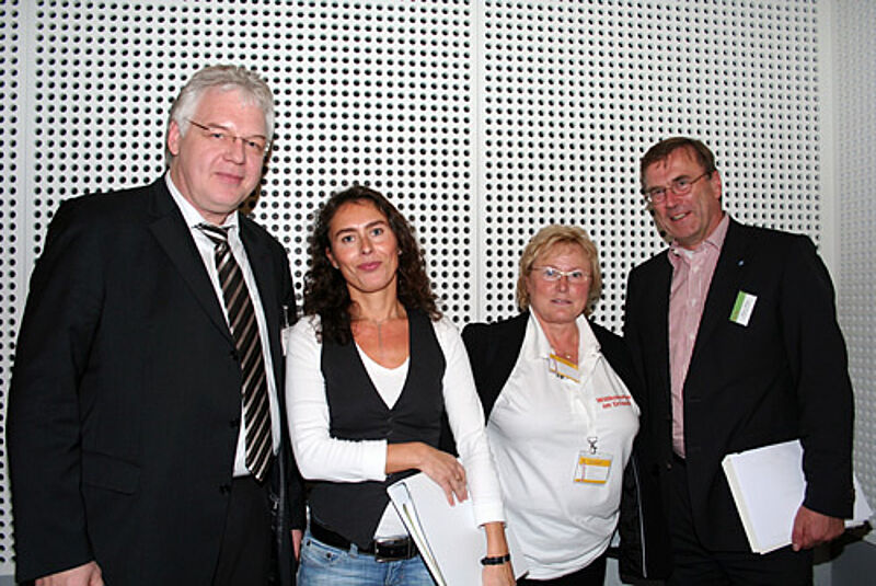 Stellte sich der Kritik: TUI-Vertriebschef Hasso von Düring (rechts) mit Vertretern von Reisebüros