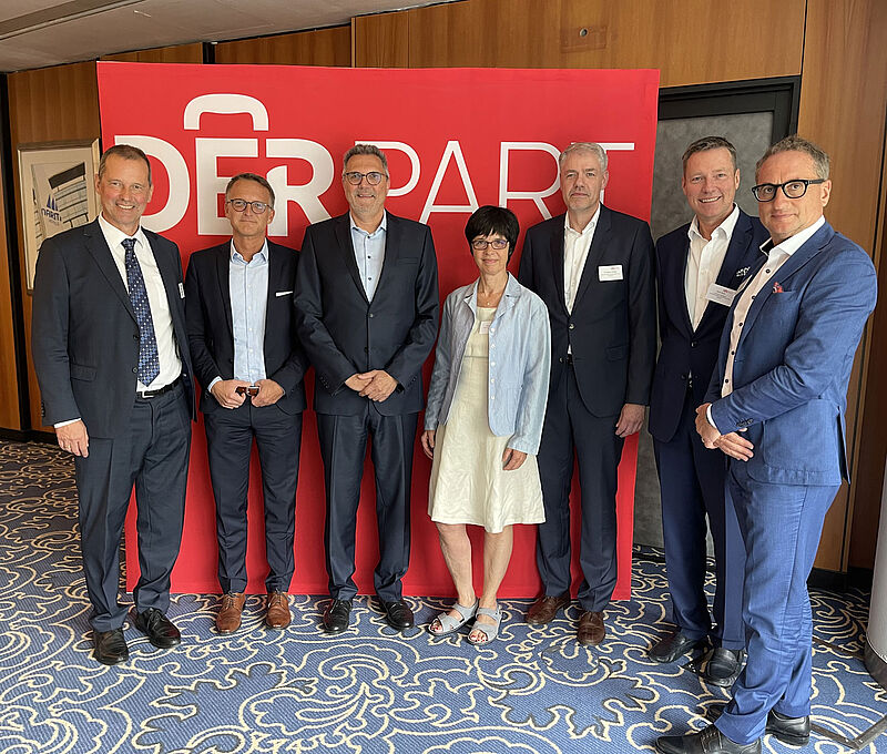 Einige Mitglieder des neuen Derpart-Aufsichtsrats: Felix Drost, Mark Tantz, Andreas Heimann, Uta Orawetz, Christian Möller und Axel Duhr, rechts: Derpartner-Sprecher Gunter Freissle. Foto: Derpart