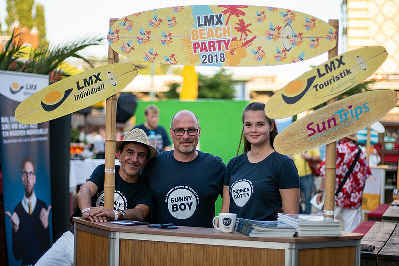 Alexander Sieland (links), Markenchef von LMX Individuell und Suntrips, mit Vertriebschef Mario Krug und einer Vertriebskollegin während einer der jährlichen Beachpartys für Reisebüros